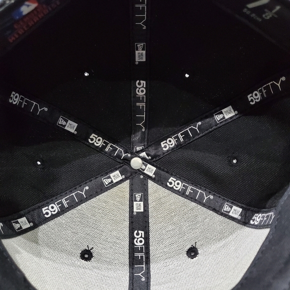 Selling Black & White New York Yankees Baseball Cap Size 7 1/8 - Picture 9 of 10